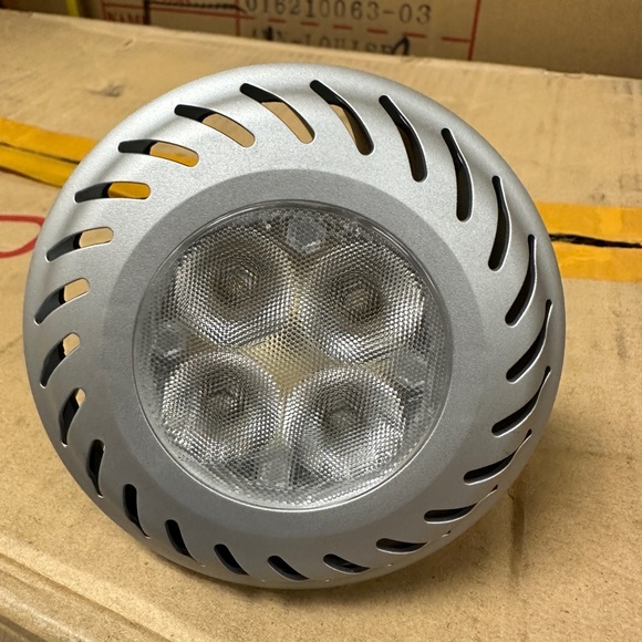 LED10P3LS830/24, 100-127V 50/60H2 light bulb - Picture 2 of 3